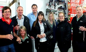 2de van links is Eddie en Silvana Burger saam met die Build It groep tydens Gansbaai Build It se 10de verjaardagvieringe